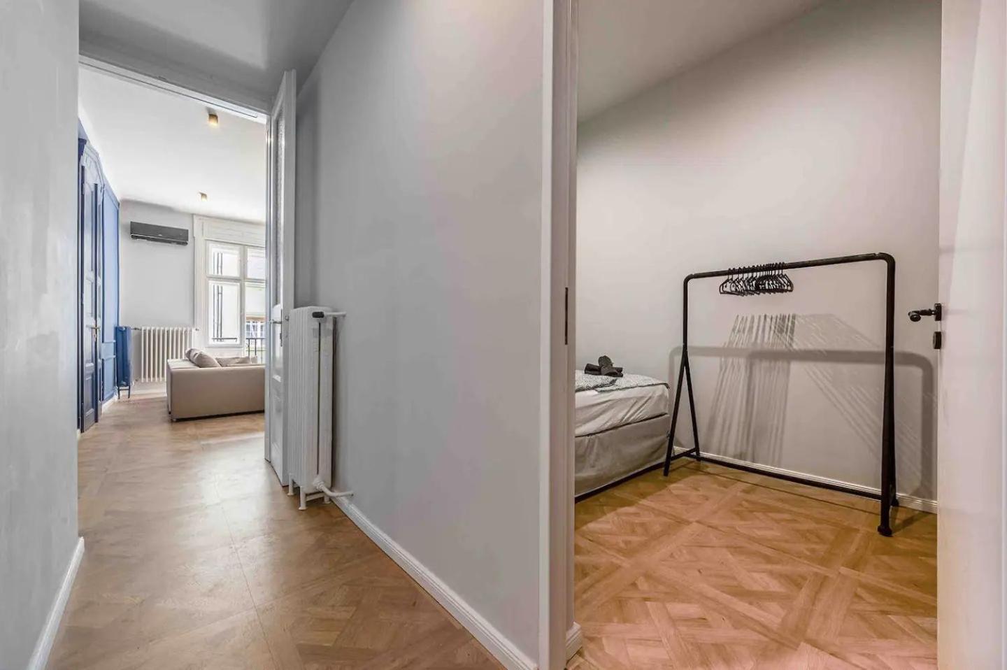 Appartamento Charm In Budapest's Bustling 7th District *