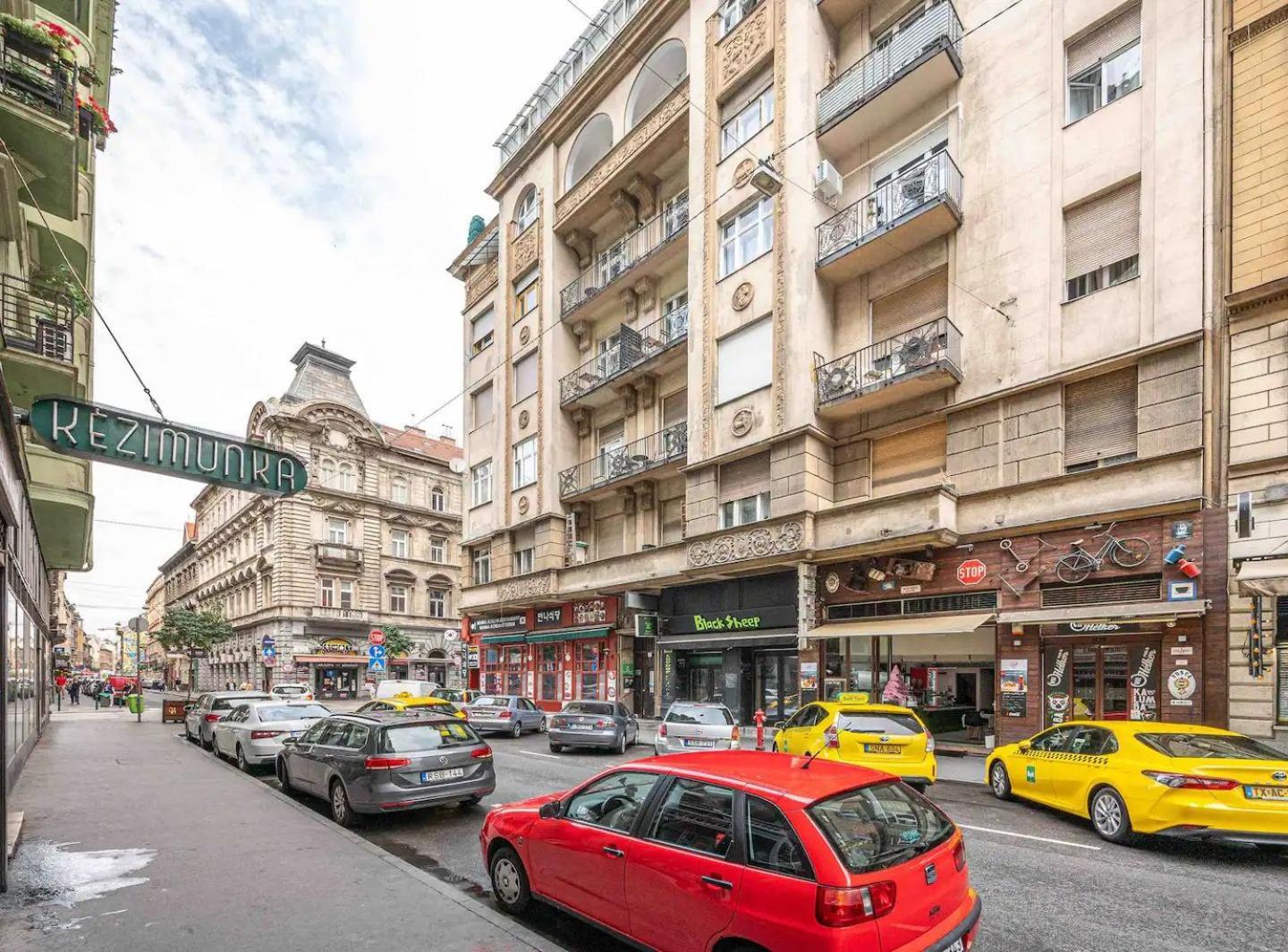 Appartamento Charm In Budapest's Bustling 7th District