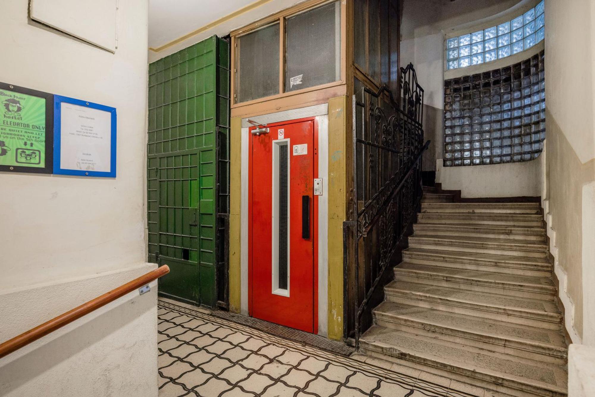 Appartamento Charm In Budapest's Bustling 7th District Budapest