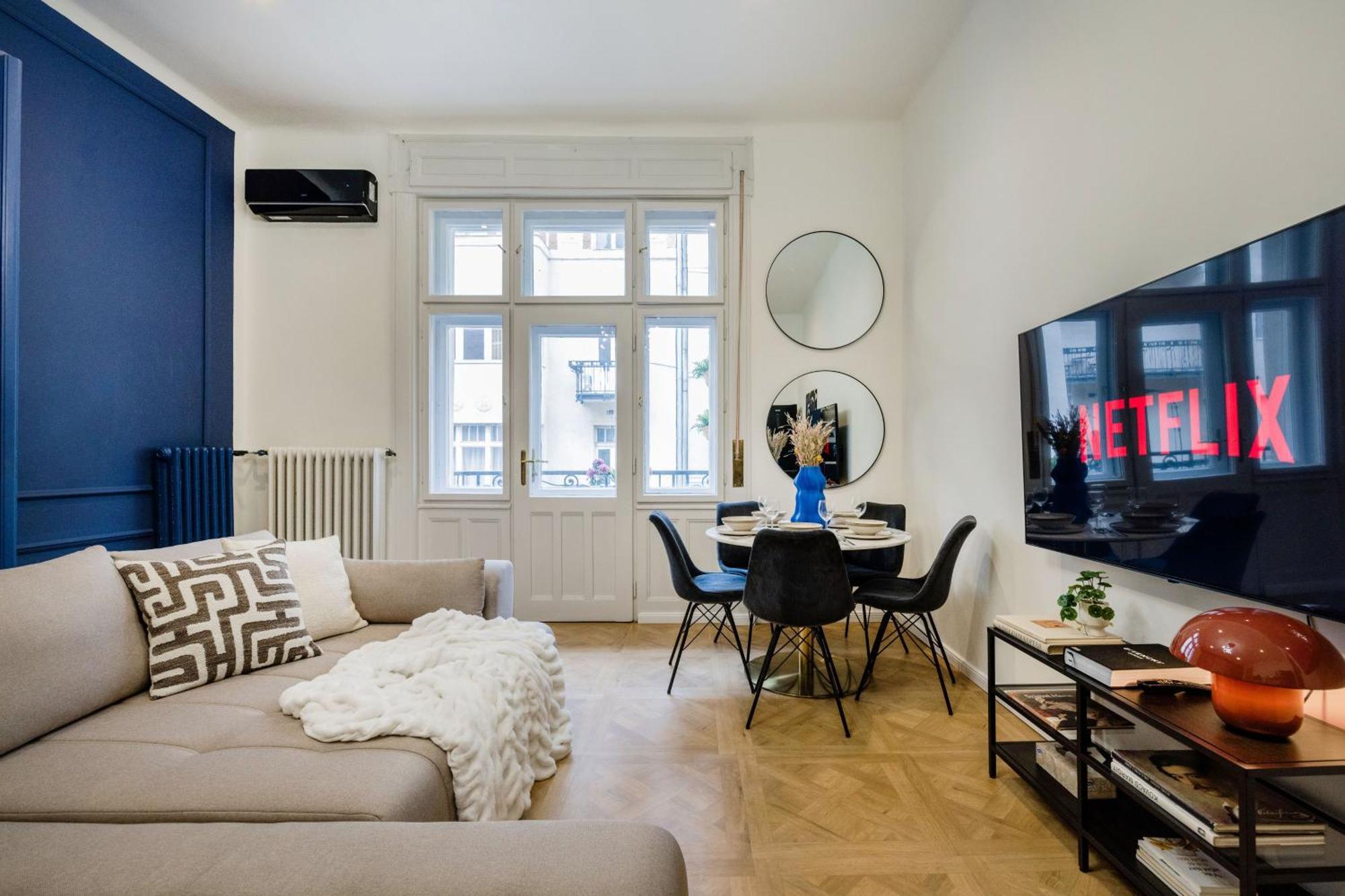 Appartamento Charm In Budapest's Bustling 7th District *