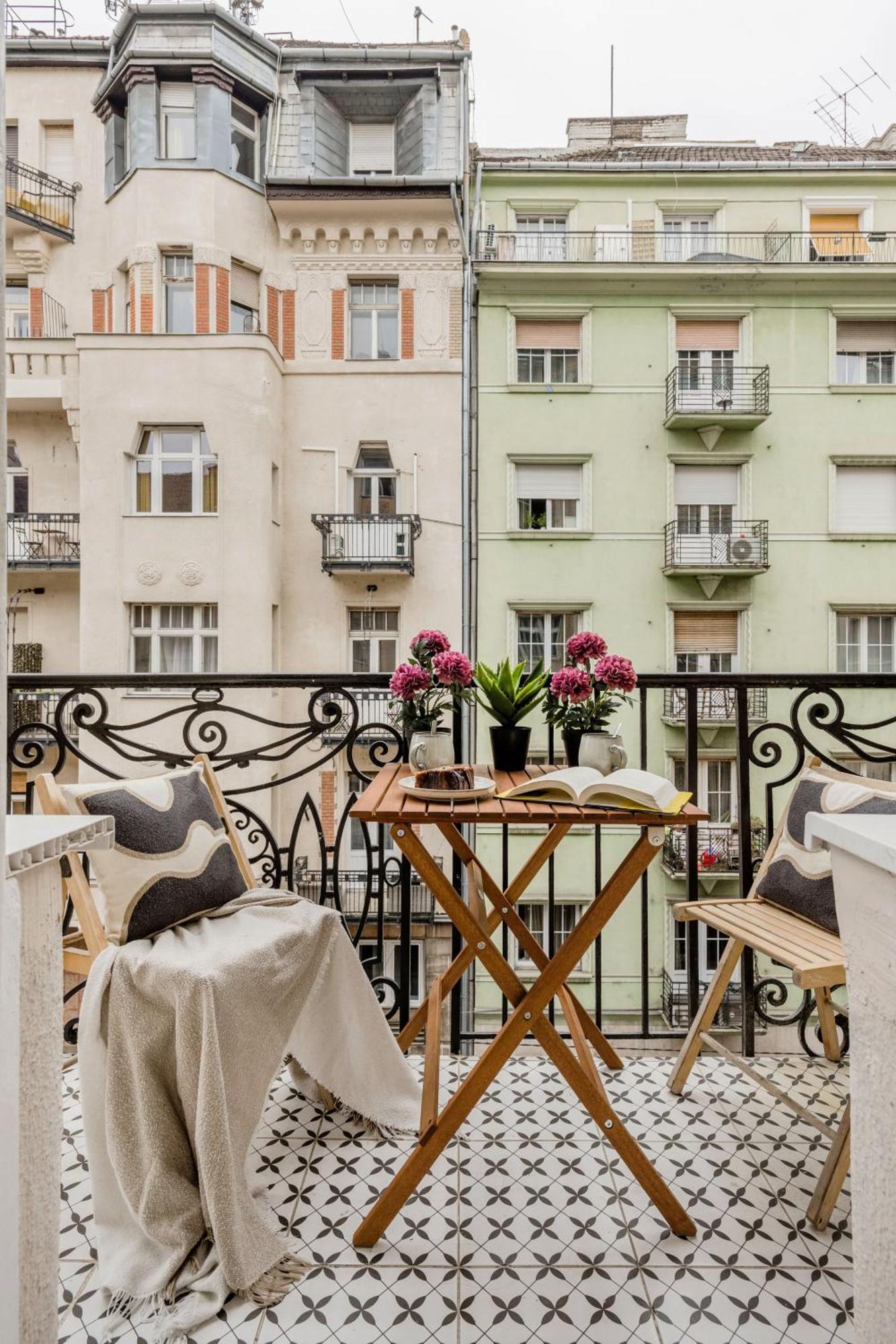 Charm In Budapest's Bustling 7th District Appartamento *