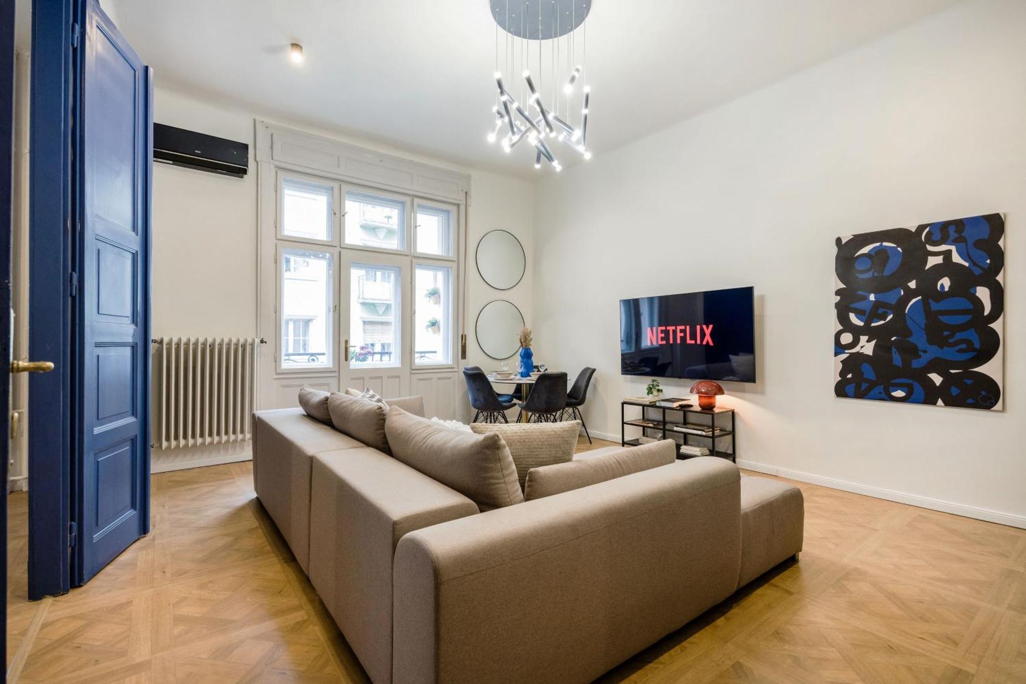 Appartamento Charm In Budapest's Bustling 7th District